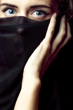 siyah kumaş ile güzel bir kadın