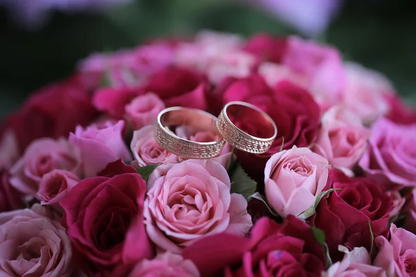 장미 꽃다발과 반지 — 스톡 사진