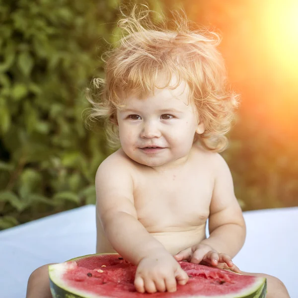 Lachende jongen met water meloen — Stockfoto