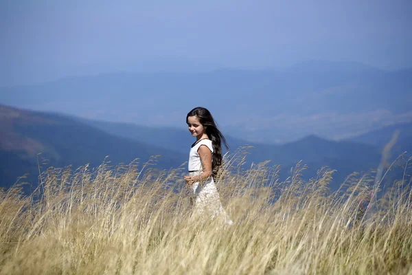 Linda chica en el valle — Foto de Stock