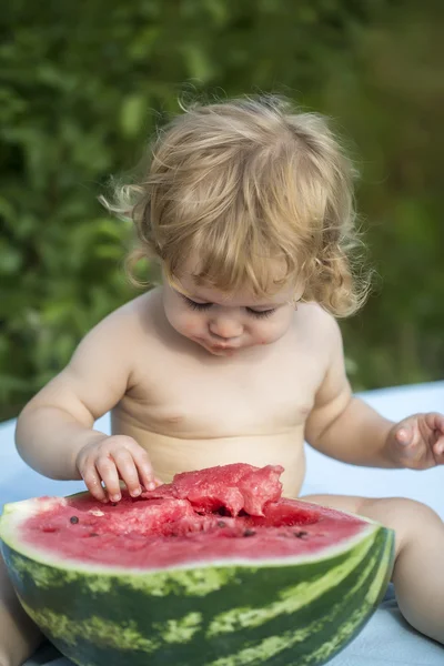 Menino com melancia — Fotografia de Stock