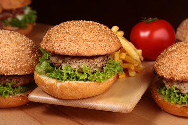 Burger pirzola ve patates kızartması ile