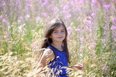 Çiçekler arasında güzel kız