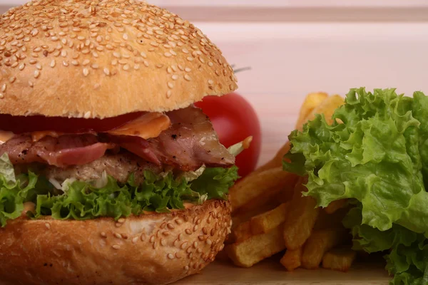 Una gran hamburguesa sabrosa —  Fotos de Stock