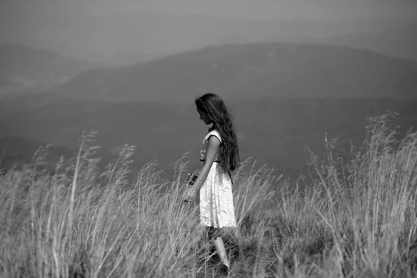Девушка в горной долине — стоковое фото