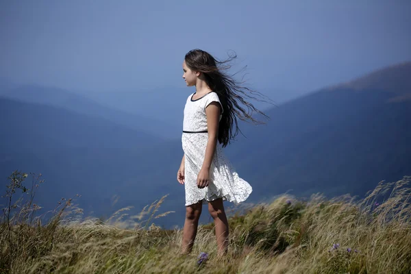 Ragazzina in montagna — Foto Stock