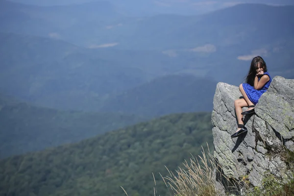 Little girl in mountains — Stock Photo, Image