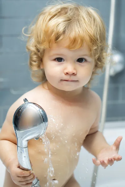 Babyjongen in douche — Stockfoto
