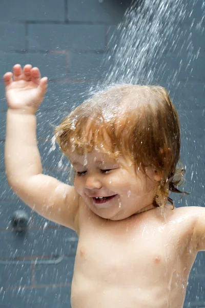 Niño feliz en la ducha —  Fotos de Stock