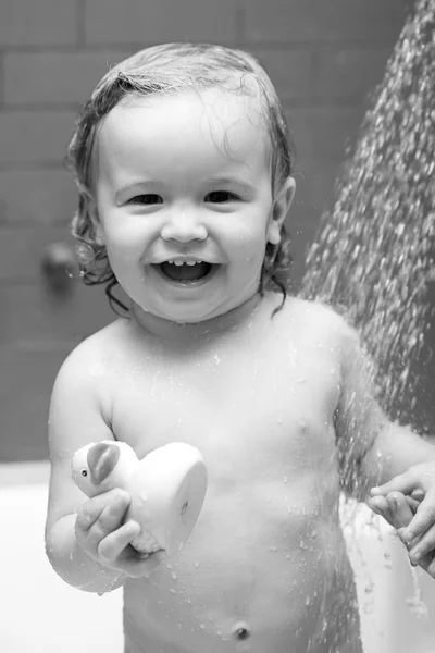 Bébé garçon avec caneton dans la douche — Photo