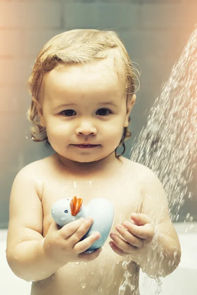 Junge mit Entlein in der Dusche — Stockfoto