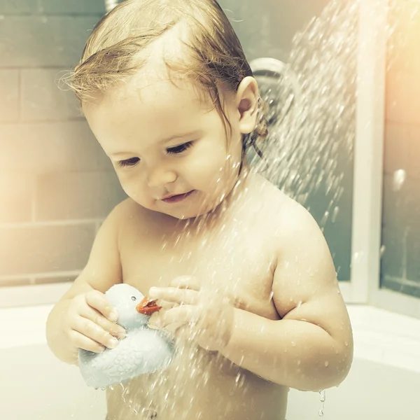 Lächeln Kind unter der Dusche — Stockfoto