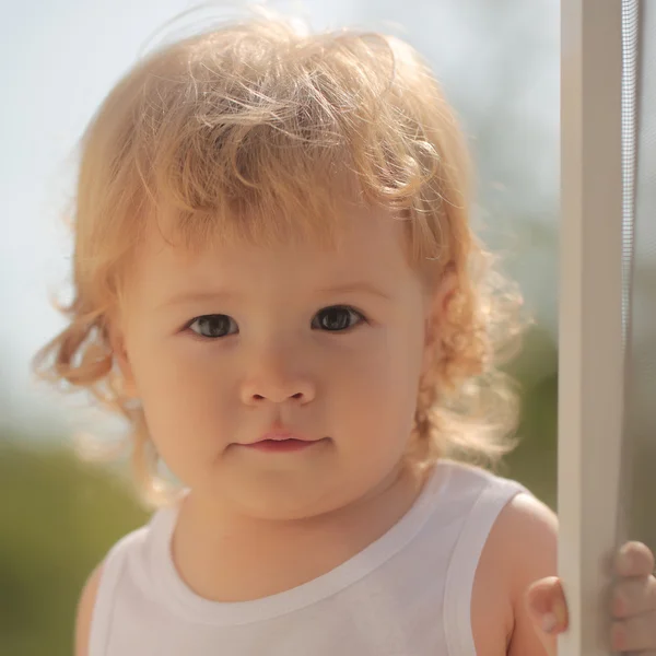 Kleiner Junge im Sonnenlicht — Stockfoto