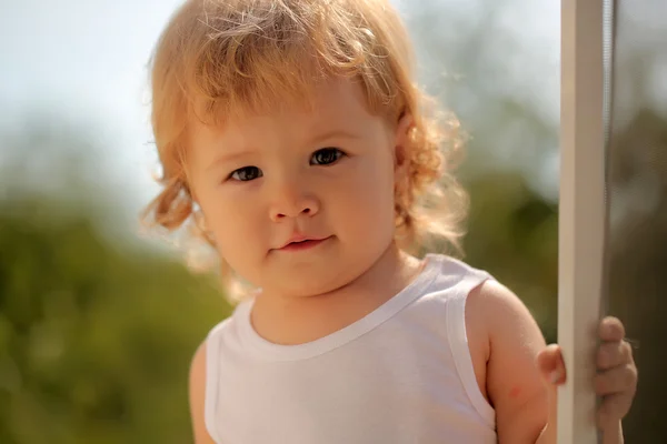 Ragazzino alla luce del sole — Foto Stock