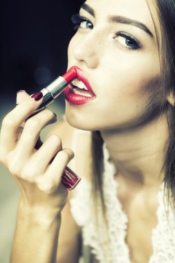 Ruj ile şehvetli kadın