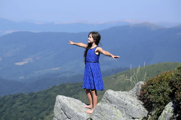 Niña en las montañas — Foto de Stock