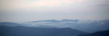 dağlar ve gökyüzü