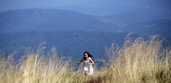 Chica en valle de montaña — Foto de Stock