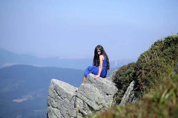 Niña en las montañas — Foto de Stock