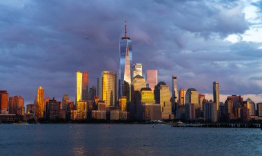 New York 'ta. Gökdelenleri olan New York şehri. New York City siluetinin panoramik görüntüsü. Manhattan silueti. New York ve Hudson Nehri. New York şehir merkezi. New York gökdelenleri. Manhattan ve Brooklyn