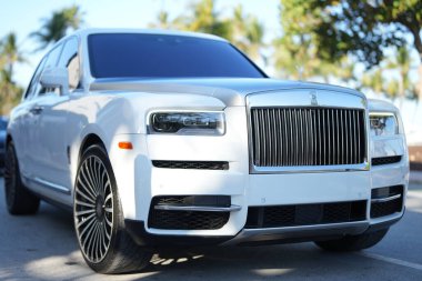 3 Nisan 2025. Miami mi? Rolls Royce lüks araba. Sokaktaki hayalet Rolls Royce. Özel lüks otomobil. Rolls Royce V12 motoru. Birinci sınıf araba sürüşü. Klasik Rolls Royce araba tasarımı.