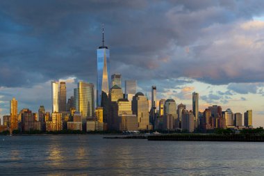 Gökdelenleri olan New York gökdelenleri. Manhattan ve Brooklyn. Hudson Nehri manzaralı New York City silueti. New York şehir merkezi. Rıhtımdan New York 'a. New York Kulesi