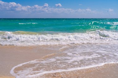 Deniz dalgaları. Yaz dönemi. Okyanus suyu hareketi. Okyanus sıçrama dalgası arka planı. Derin mavi deniz plajı. Turkuaz dalga arka planı. Rüya gibi egzotik deniz sahili arka planı. Deniz bayrağı