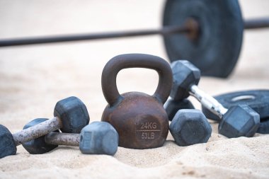 Çaydanlık çanı eğitimi. Kumda spor dambılları. Sportif açık hava sporu. Spor ağırlık kaldırma egzersizi. Halter kaldırma. Spor eğitimi geçmişi