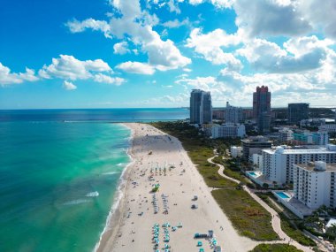 Miami Beach silueti. Miami Sahili 'nin insansız hava aracı görüntüsü. Miami sahilindeki South Pointe Park ve South Beach 'in havadan görüntüsü. Bir yaz gününde Miami gökyüzü