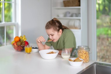 Çocuk evde sağlıklı yemek yiyor. Çocuklar için sebze ve meyve. Tatlı çocuklar vejetaryen yemeği yiyorlar. Besleyici yemek yerken gülümseyen mutlu çocuk. Aile yemeğinde çocuk maması.