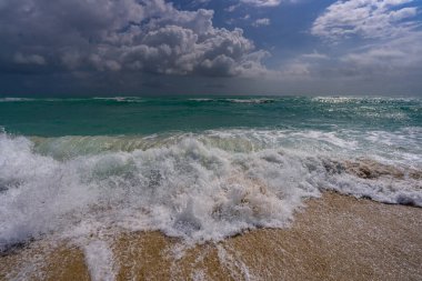 Sakin bir okyanus dalgası hareketi. Yaz deniz esintisi. Deniz doğası arka planı. Huzurlu okyanus. Rüya gibi okyanus ufku. Kıyı okyanusu cennet duvar kâğıdı. Deniz köpüğü dalgaları. Yaz tropik seyahati