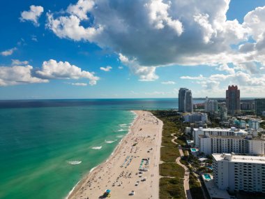 Mavi gökyüzünde bulutlu Miami şehri manzarası. Miami 'nin güney sahili. Miami 'deki gökdelenler, hava manzarası. Florida şehir manzarasında seyahat hayalleri. Güney sahili. Miami Sahil İskelesi. Miamis kıyıları