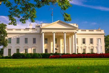 Beyaz Saray, ABD 'nin konik sembolüdür. Washington 'daki Beyaz Saray. Amerikan başkanlık konutu. Yazın Beyaz Saray 'da. Beyaz Saray ulusal semboldür. ABD Hükümet Merkezi