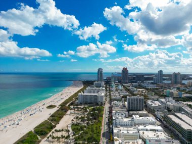 Miami ufuk çizgisinin havadan görünüşü. Miami şehrinin insansız hava aracı görüntüsü. Güney Miami ve okyanus manzarası. Gökdelenleri ve kıyı şeridi olan Miami gökdelenleri