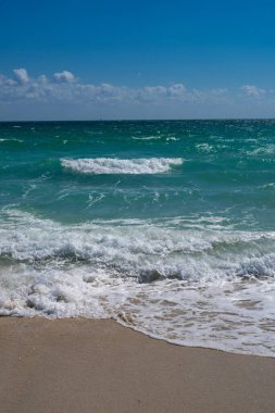 Deniz dalgaları arka planı. Yaz okyanusu hareketi. Okyanus sıçrama dalgası arka planı. Derin mavi deniz plajı. Turkuaz dalga. Rüya gibi egzotik deniz plajı. Güzel deniz dalgaları