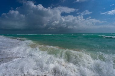 Deniz kıyısında okyanus dalgası hareketi. Yaz deniz esintisi. Deniz doğası arka planı. Huzurlu okyanus. Rüya gibi okyanus ufku. Kıyı okyanusu cennet duvar kâğıdı. Deniz köpüğü dalgaları