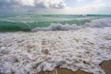 Okyanus dalgaları arka planı. Tropik okyanus dalgaları. Mavi deniz manzaralı. Köpüklü sahil şeridi. Kumsal sahili arka planı. Yaz duvar kağıdı. Turkuaz su hareketi. Deniz sahili dalgası. Mavi deniz dalgaları