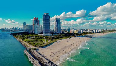Ufuk çizgisi olan Miami Plajı hava manzarası. Miami yukarıdan. Miamis 'in ünlü simgeleri. Gökdelenleri olan South Pointe plajı. Miami şehri panoraması. Miami sahilinde yaz tatili