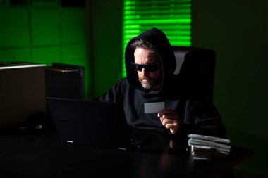 Şifreli para hackleme. Şifreli para için hackleme. Kripto para birimi hack konsepti. Kapüşonlu, karanlık gece temalı bir bilgisayar korsanı. Dijital veri güvenliği kavramı. Hackerlar saldırır. İnternet siber suçları