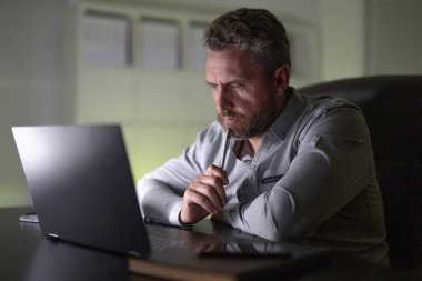 İş adamı gece geç saatlere kadar çalışıyor. Çok çalışan biri. Freelancer yorgun ve sıkkın. Ofis çalışanı hayal kırıklığına uğradı. Girişimci iş sorunları hakkında stresli hissediyor. Baş ağrısı olan bir ofis çalışanı.