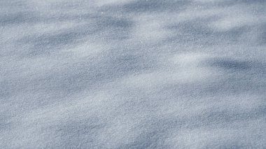 Kar duvar kağıdını kaplıyor. Kış dönemi. Arka planda kar var. Kar temizleyicisi. Beyaz kar arka planı. Kış, Noel ya da yeni yıl için kar tabakası