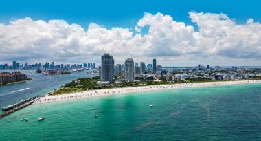 Miami Beach City 'nin havadan görünüşü, Florida, Amerika Birleşik Devletleri. Güneşli bir günde Miami 'nin insansız hava aracı çekimi. Miami Plajı, harika binalar manzarası. Miami Sahili Panorama Manzarası, Güney Sahili, ABD