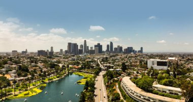 Gökdelenleri olan Los Angeles bölgesi. Los Angeles 'ın hava manzarası. Los Angeles silueti. Mimari ve gökyüzü ile Los Angeles 'ın modern şehir manzarası. Los Angeles, ABD İHA fotoğrafı.
