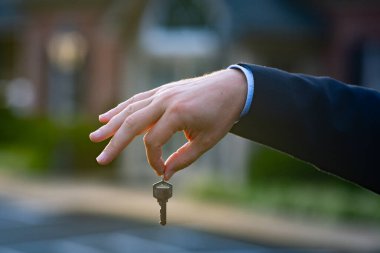Emlakçı, emlak alımını tamamladıktan sonra anahtarları verir. Yeni alınmış bir dairenin anahtarları ev sahibinde. Bir emlakçı evin anahtarlarını gösteriyor. Müşteri konutun anahtarlarını alır