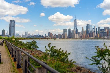 New York 'ta. Gökdelenleri olan New York şehri. New York şehri silueti panoramik. Manhattan silueti. New York ve Hudson Nehri. New York şehir merkezi. New York gökdelenleri. NYC 'nin iş bölgesi manzarası