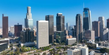 Gökdelenleri olan Los Angeles bölgesi. Los Angeles 'ın hava manzarası. Los Angeles silueti. Mimari ve gökyüzü ile Los Angeles 'ın modern şehir manzarası. Los Angeles, ABD İHA fotoğrafı.