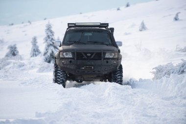 01.02.2021, Karpatlar. Karlı dağlarda arazi aracı. 4x4 ile kışın off-road seferi. Kış doğasında zorlu bir off-road gezisi. Off-road arabalı dağ yolu. Karlı yolda macera gezisi