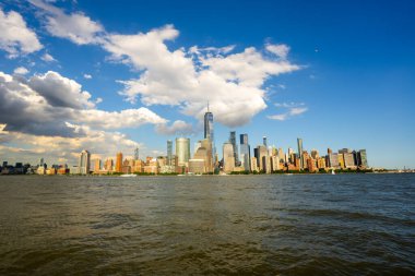 New York, New York şehrinin gökyüzü bulutlarıyla dolu silueti. New York Gökdelenleri. New York City silueti, ABD 'de Manhattan şehri manzarası. Manhattan 'da panoramik manzara. New York silüeti