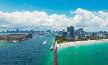 Miami Plajı. Miami Beach City tepeden. Yukarıdan Güney Sahili. Sahil şeridinin insansız hava aracı. Miami kıyılarında gökdelenler var. Miamis görünümünün havadan şehir manzarası