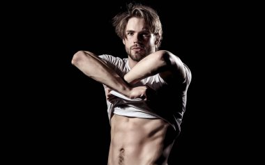 Çıplak gövdeli seksi erkek manken. Karanlık arka planda seksi, genç, çıplak bir adam. Baştan çıkarıcı gay